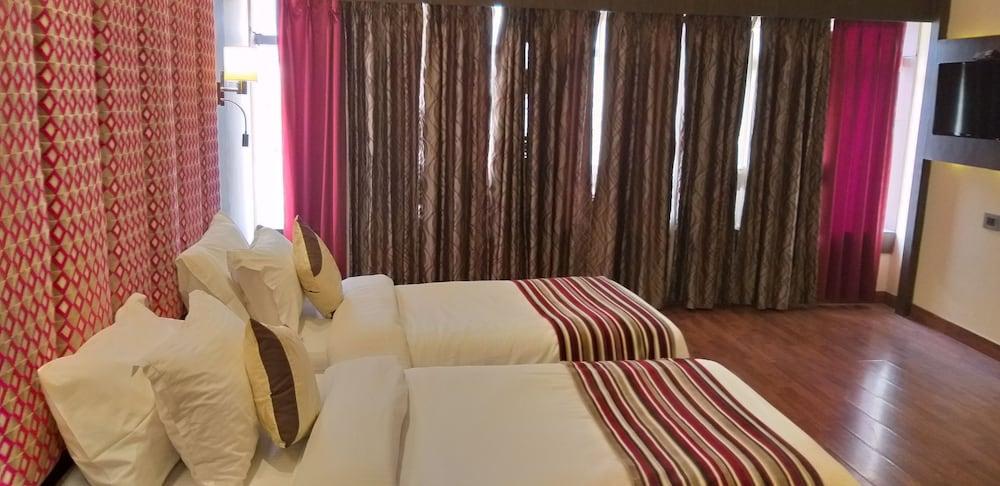 Отель K C Residency Katra Экстерьер фото