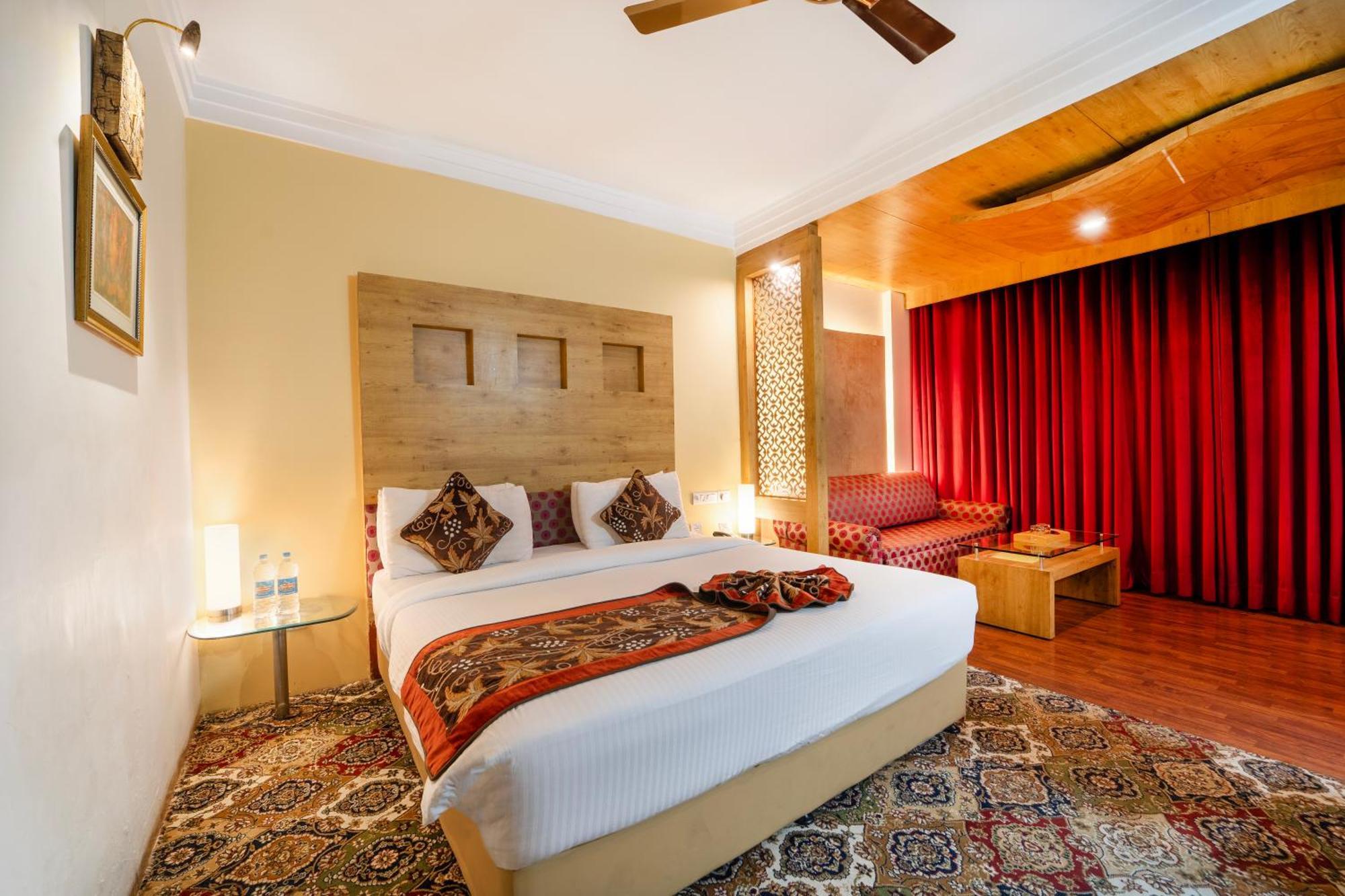 Отель K C Residency Katra Экстерьер фото