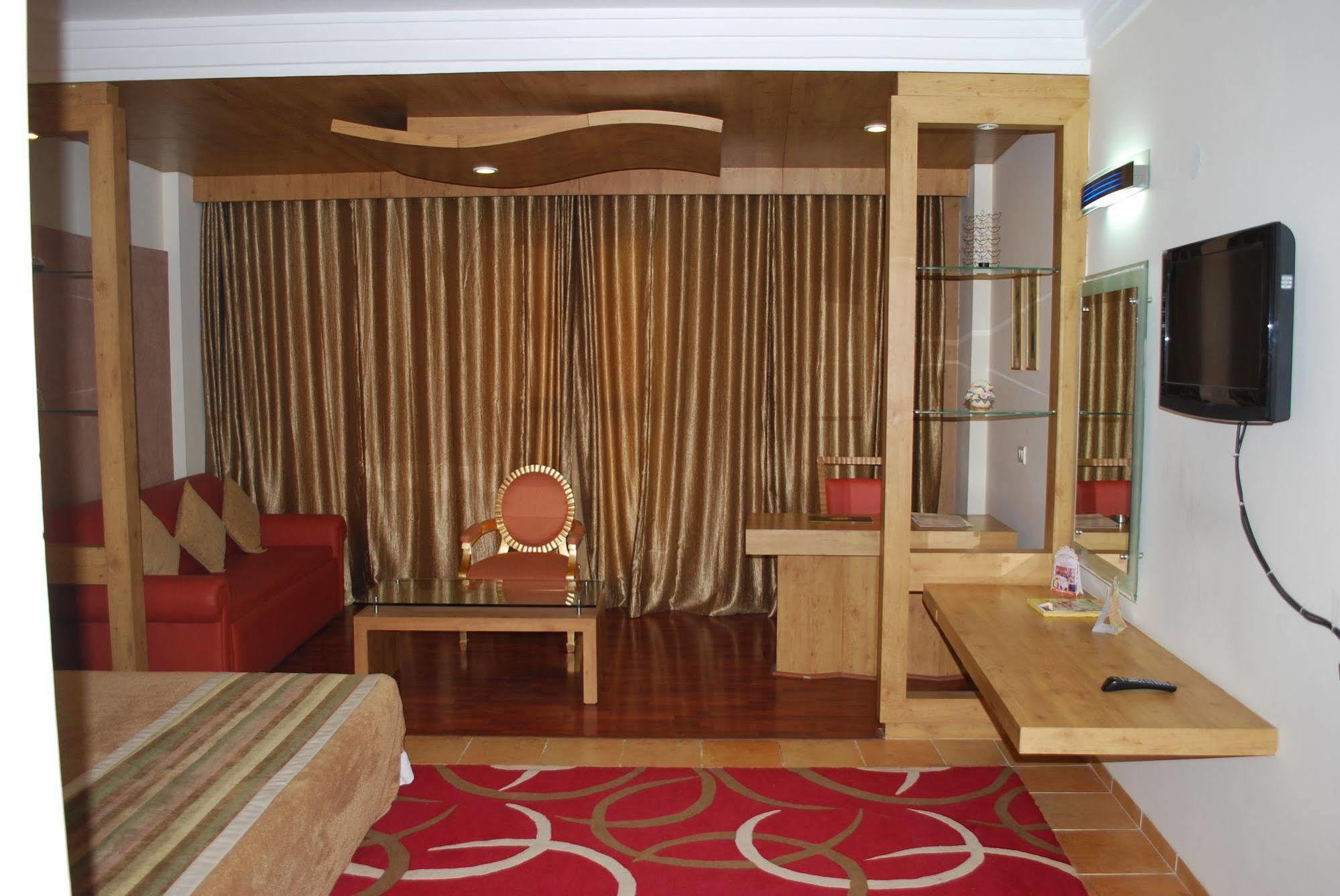 Отель K C Residency Katra Экстерьер фото